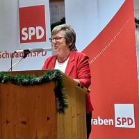 Ilona Deckwerth bei ihrer Rede vor den Ostallgäuer SPD Mitgliedern